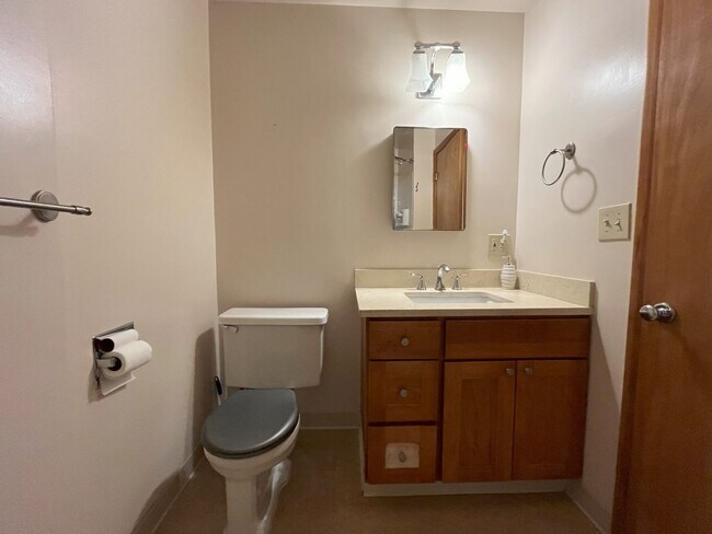 Building Photo - Bright & Spacious 1-Bedroom Duplex with Ha...