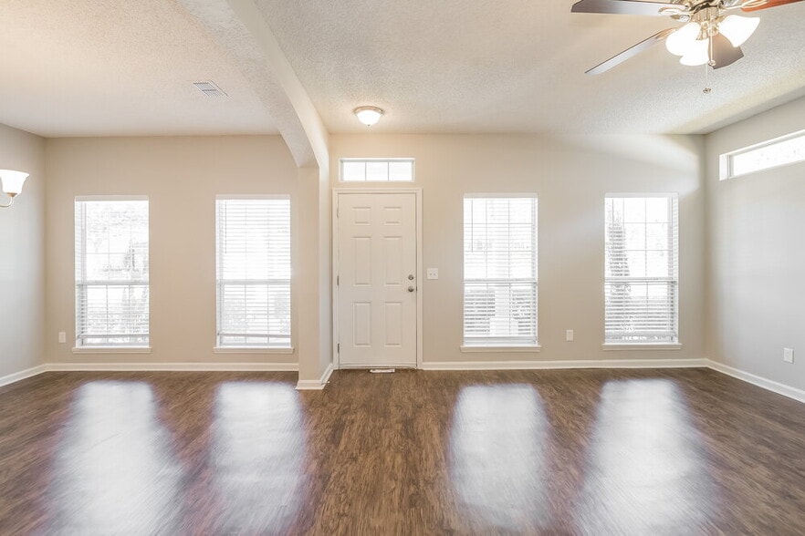 Building Photo - 8413 Staplehurst Dr W