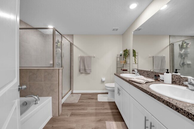 Building Photo - 736 Royal Empress Dr
