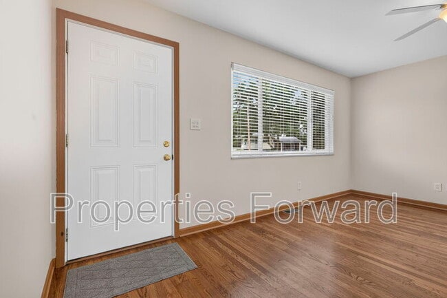 Building Photo - 3127 Thomas Ave
