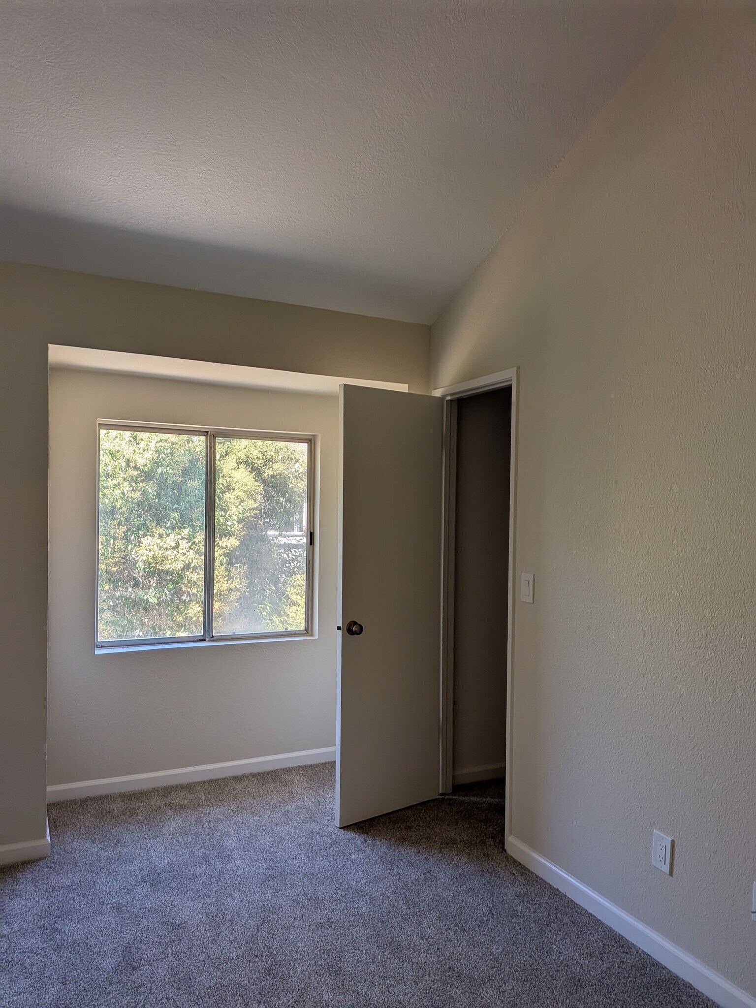 Building Photo - 960 Memorial Dr