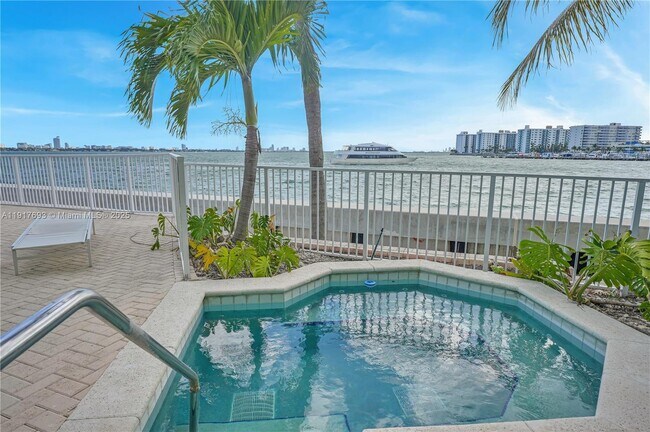 Building Photo - 2000 Bay Dr