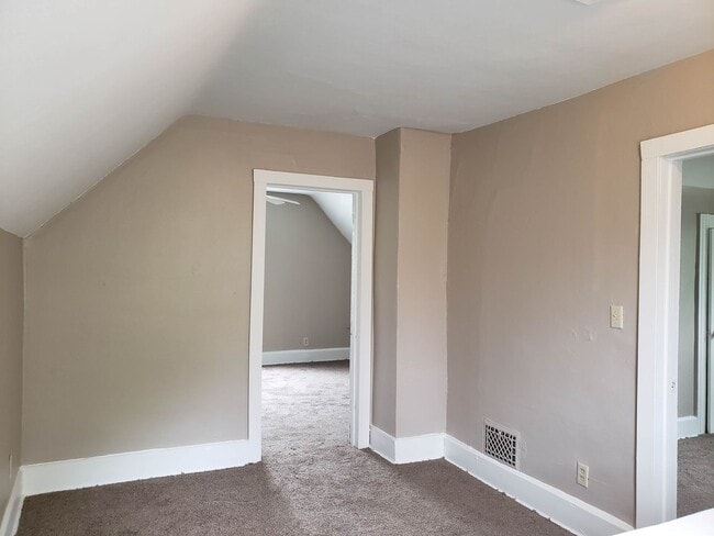 Building Photo - Nice 4 bedroom colonial with covered front...