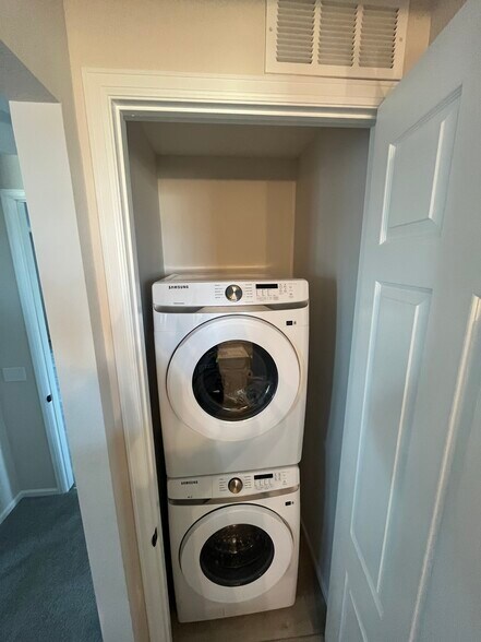 Washer & dryer - 8916 Snake River St