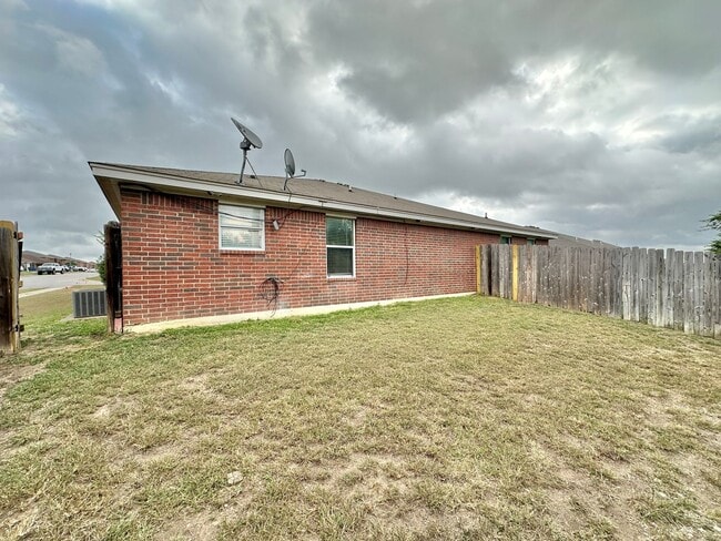 Building Photo - 4111 Primrose Dr