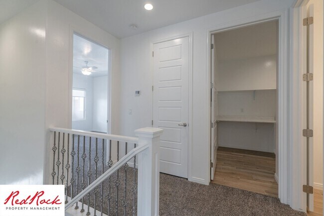 Building Photo - 3 Bedroom, 2.5 Bathroom Townhome in Ivins City