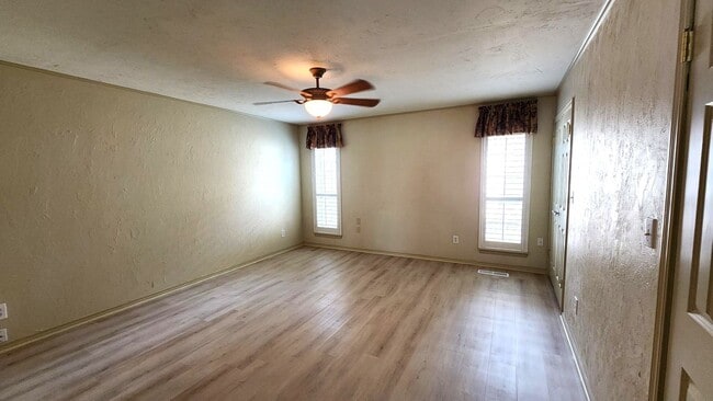 Building Photo - 3 Bed 2 Bath Townhome in Lakehurst Add NW OKC