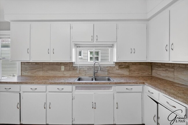 Building Photo - $1450 4 Bedrooms