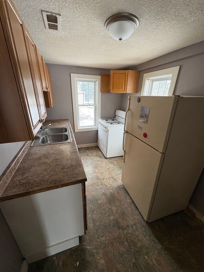 Building Photo - Recently update 2 bed 1 bath home