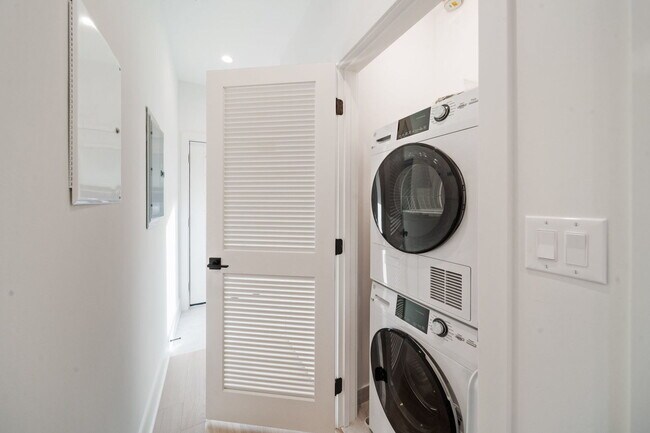 Building Photo - 1635 W 21st Pl