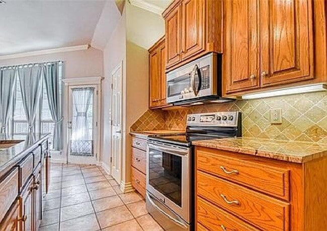 Building Photo - Gated Community! No Lawn Care!! Beautiful ...