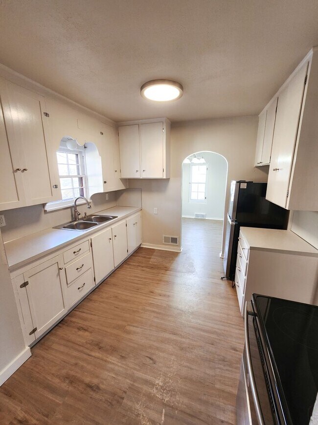 Building Photo - Charming Home with Large Backyard!