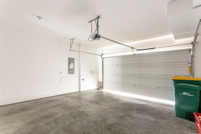 Building Photo - 3 Bedroom 2.5 Bathroom Townhome in the Hea...