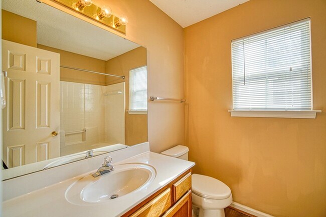 Building Photo - Spacious 4 BR, 2 BA Home On Quiet Cul de Sac, Private Fenced Backyard, Community Pool