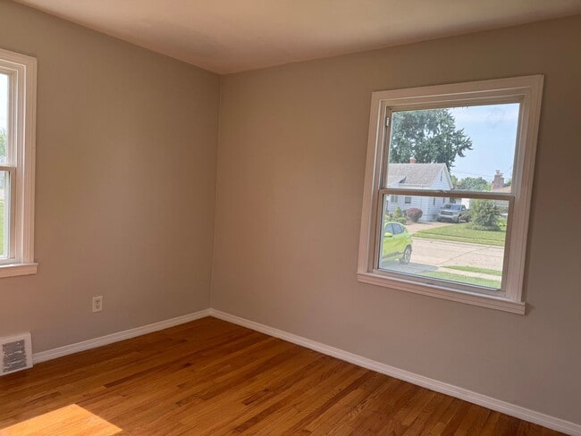 Building Photo - Gorgeous 3 bed 2 bath Eastpointe bungalow ...