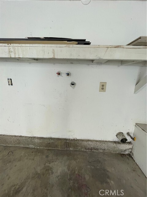 Building Photo - 326 W 9th St