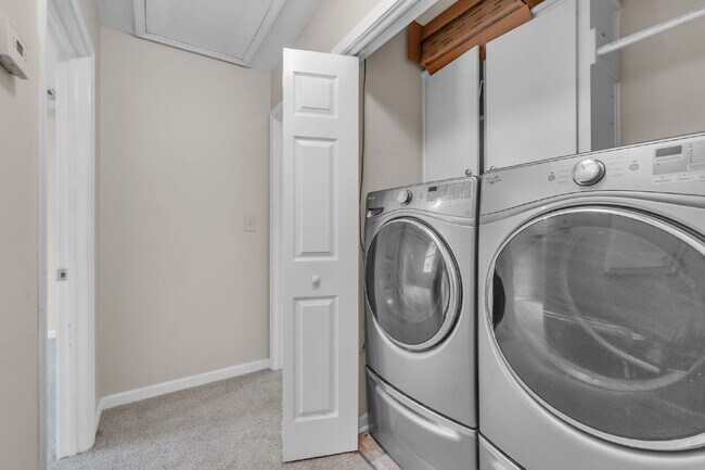 Building Photo - Beautifully Renovated Townhome (2BR/2.5BA)...