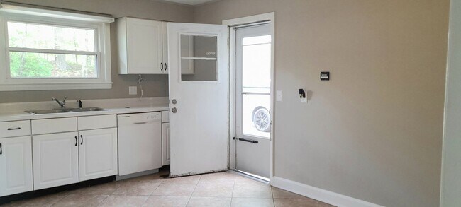 Building Photo - Comin in December - 3 bedroom 2 bath home in the desirable Belvoir Area in Chattanooga