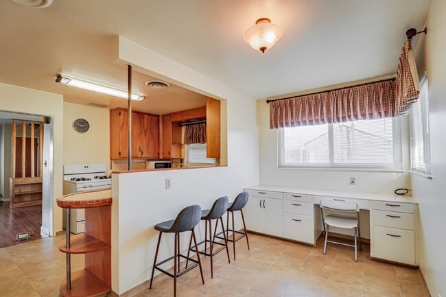 Building Photo - Charming Farmhouse Retreat in Northwest Bakersfield!