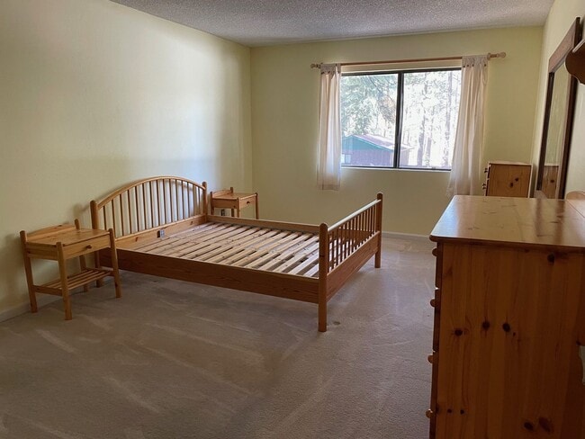 Building Photo - 2 bedroom condo with carport, pool and hot tub access