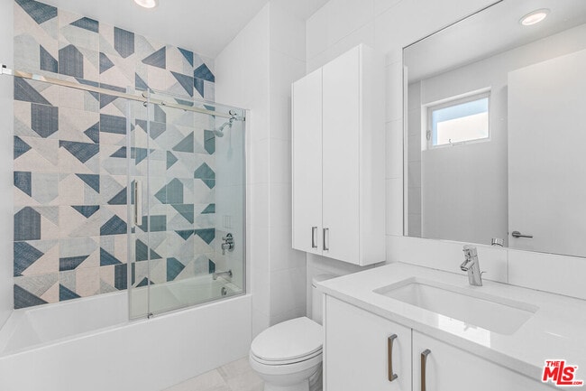 Building Photo - 2000 Beachwood Dr