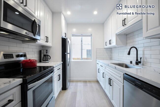 Building Photo - 1231 S Bundy Dr
