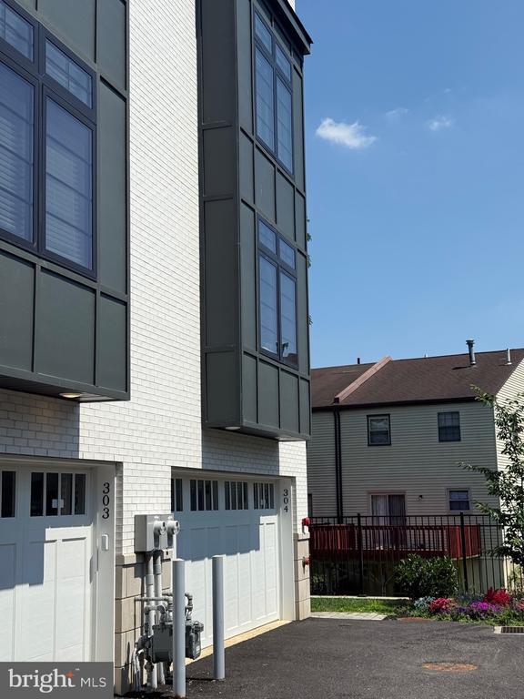 Building Photo - 7519 Ridge Ave