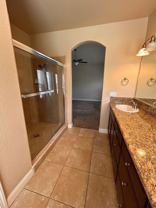 Building Photo - Beautiful home for rent in Visalia!
