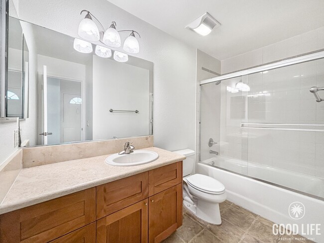 Building Photo - Beautiful 2BD/2BA Condo in La Jolla W/ Pri...