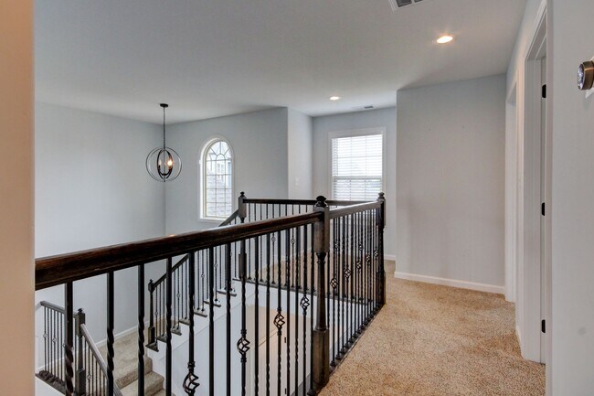 Building Photo - mega Huge wow. 4 bed 3 bath.