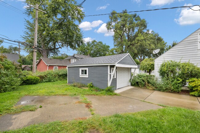 Building Photo - 710 S Stephenson Hwy