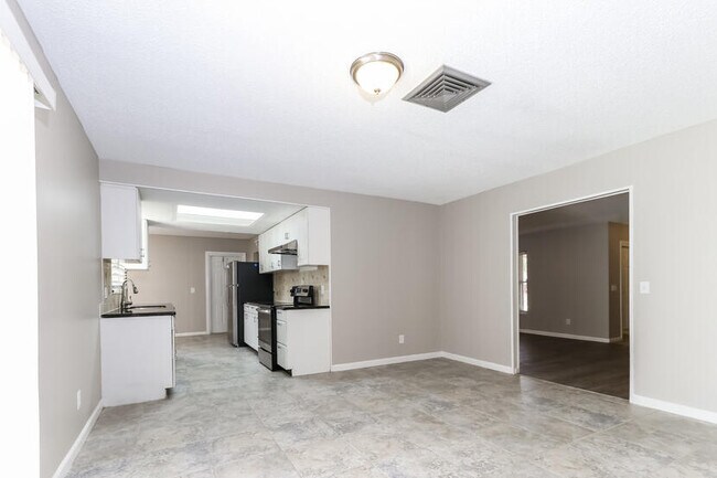 Building Photo - 2449 SE Aneci St