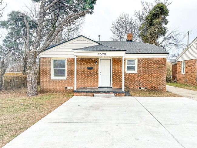 Building Photo - Charming 2 Bed 1 Bath Home - Convenient to Highways!