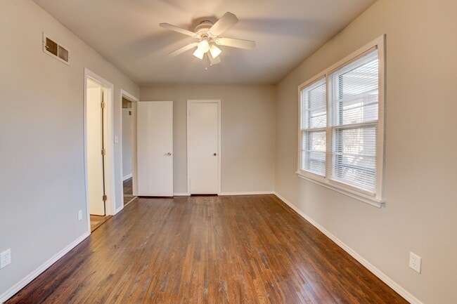 Building Photo - 4 Bed | 2 Bath in Midtown!