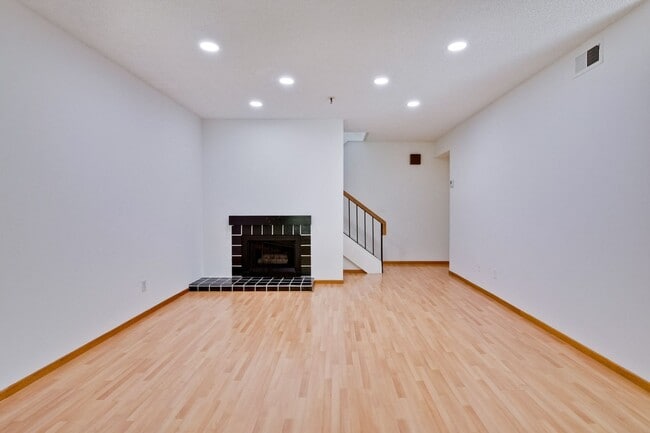 Building Photo - Beautifully Remodeled 3BR 2.5BA Townhouse in Great Community in Mountain View
