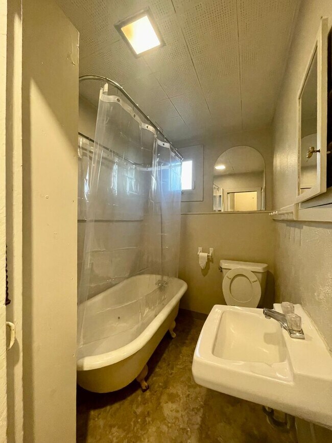 Building Photo - 523-525 NW 11th St