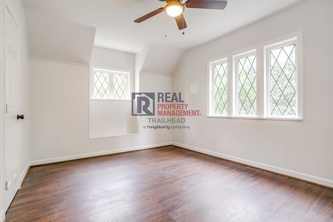 Building Photo - Spacious 3 bed 2 bath Monticello Duplex with Loft