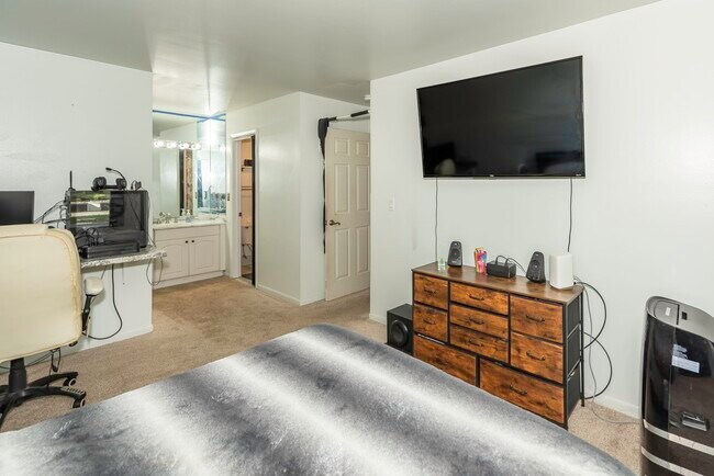 Building Photo - 9601 Bayview Dr