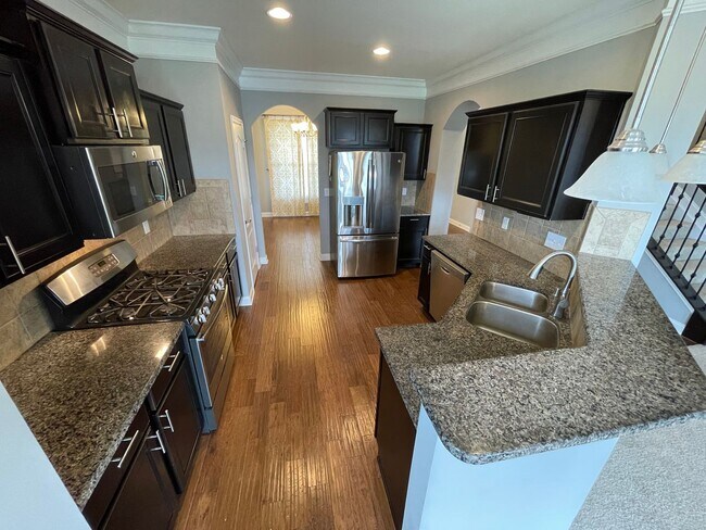 Building Photo - Large Home East Jefferson For Rent