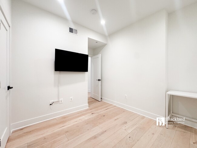 Building Photo - 1011 18th St NE