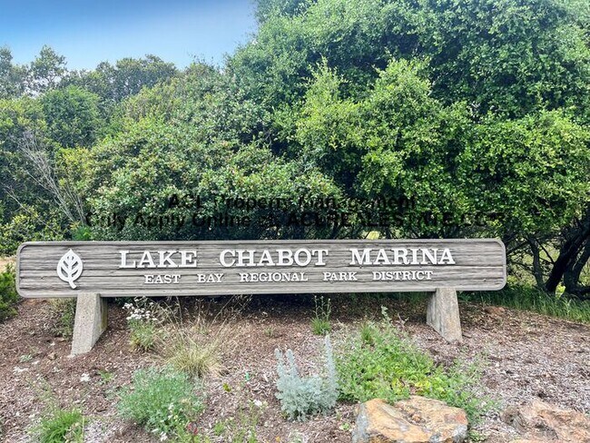 Building Photo - 3 Bed / 2.5 Bath | 1,362 Sq Ft | Prime Downtown San Leandro Location | Walkable + Parking