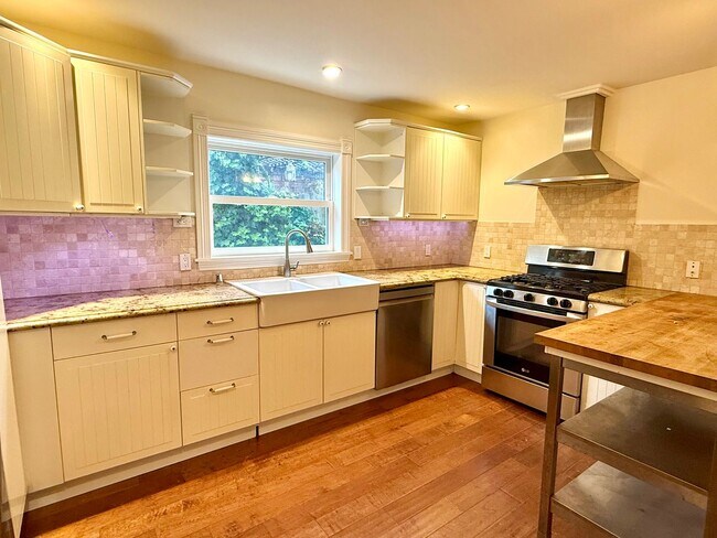 Building Photo - $2,400 / 2 BR - Beautifully Updated Home in Desirable Alameda Neighborhood