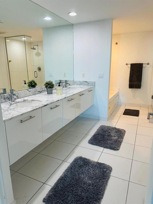 Building Photo - 500 Brickell Ave