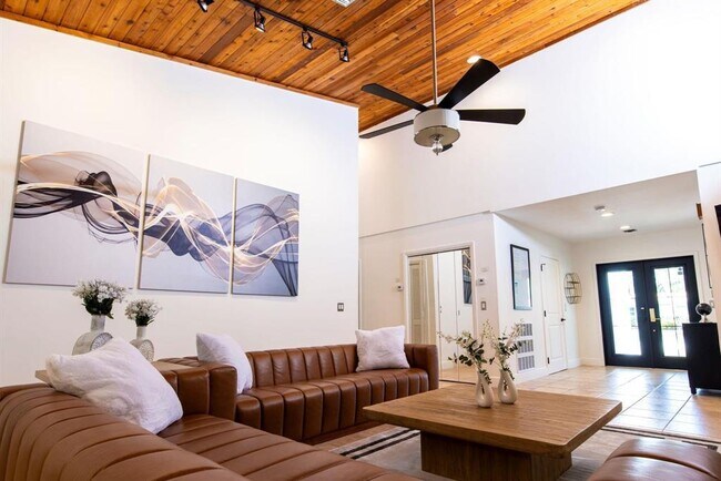 Building Photo - 222 N Tradewinds Ave