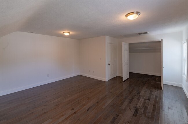 Building Photo - 56 Pine St