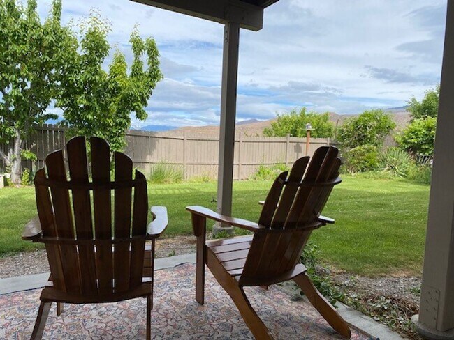 Building Photo - 3950 NE Vista del Rey Dr