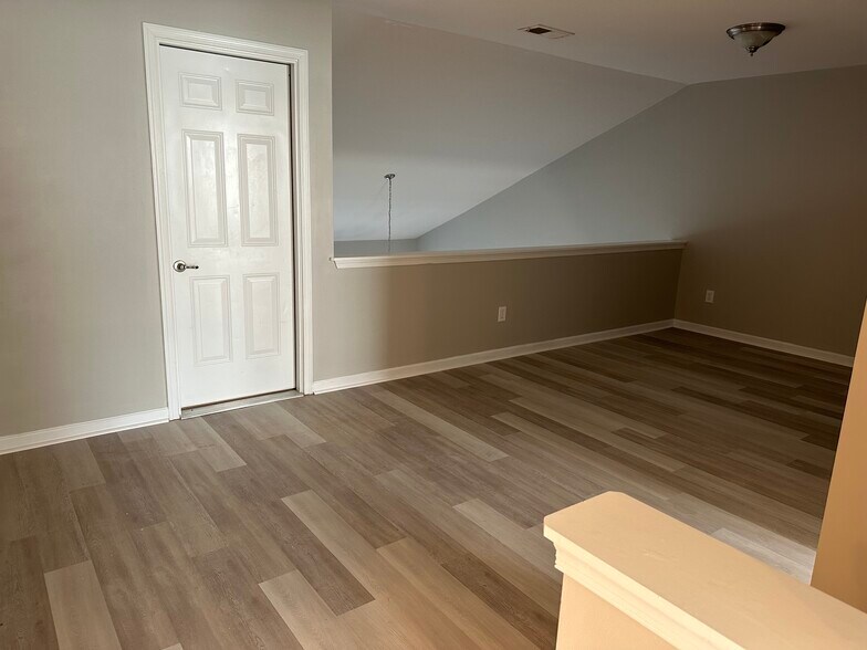 Building Photo - 415 Cedar Pines Dr