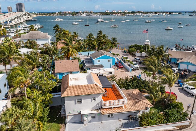 Building Photo - 300 E 24th St