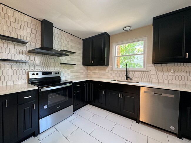Building Photo - Large 2 bedroom w/gourmet kitchen! "ASK AB...