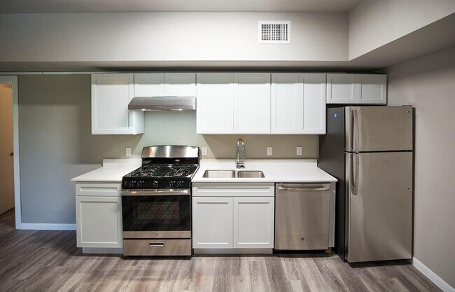 Building Photo - 911 W 22nd St